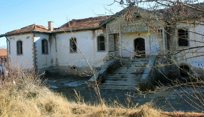 PAZARÖREN KÖY ENSTİTÜSÜ ZAMANA DİRENİYOR