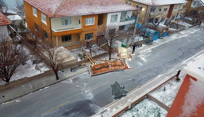 DEVELİ´DE ŞİDDETLİ RÜZGAR