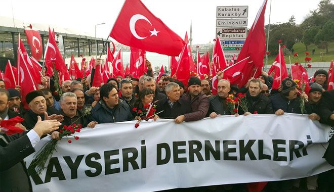 KAYSERİLİLER, ŞEHİTLER TEPESİ´NDE TERÖRÜ PROTESTO ETTİ