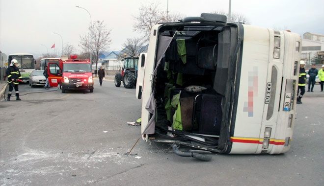 İŞÇİLERİ TAŞIYAN SERVİS MİDİBÜSLERİ ÇARPIŞTI