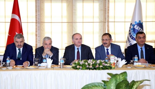 BAKAN ÖZLÜ VE ÖZHASEKİ SANAYİCİLERLE BULUŞTU