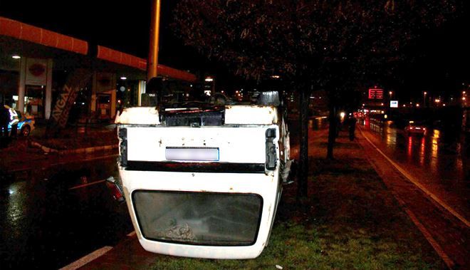 DİREKSİYON HAKİMİYETİ KAYBOLAN MİNİBÜS TAKLA ATTI