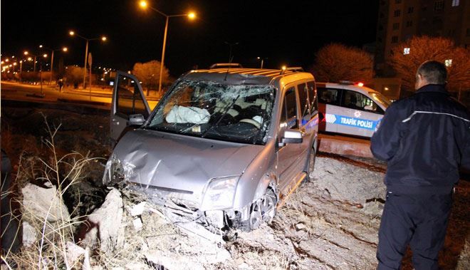 OTOMOBİL BAHÇEYE GİRDİ