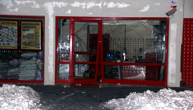 ARABAYLA KAPISINI KIRDIKLARI