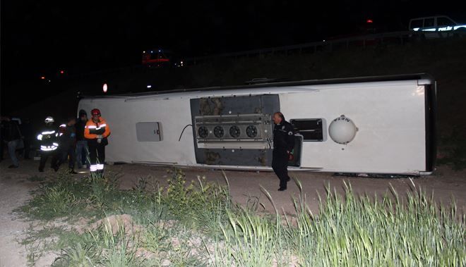 YOLCU OTOBÜSÜ ŞARAMPOLE YUVARLANDI