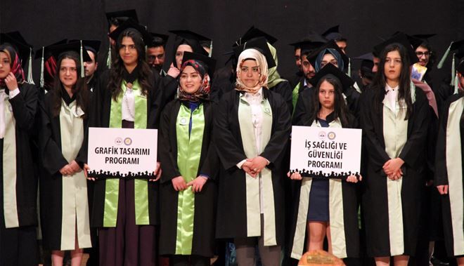 MUSTAFA ÇIKRIKÇIOĞLU MESLEK YÜKSEKOKULU´NDA MEZUNİYET SEVİNCİ