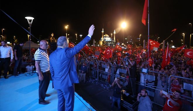 BAŞKAN ÇELİK DEMOKRASİ NÖBETİNDE KONUŞTU