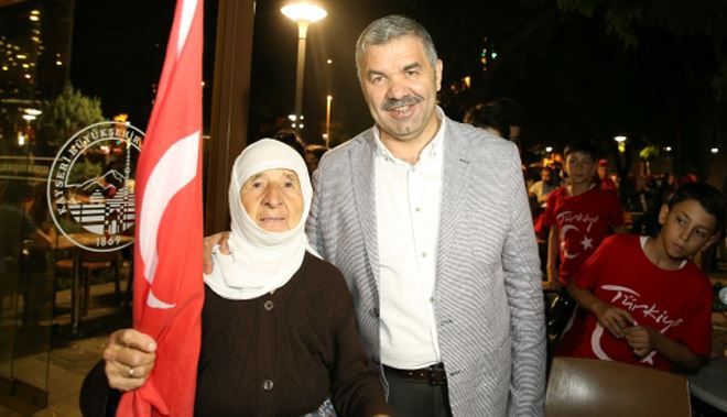 BAŞKAN ÇELİK İLE KONUŞAN HATİCE TEYZE,