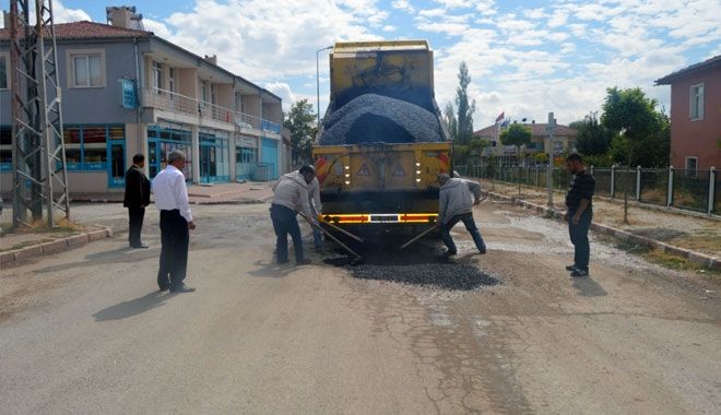SARIOĞLAN´DA BOZULAN VE ÇUKURLAŞAN YOLLARA