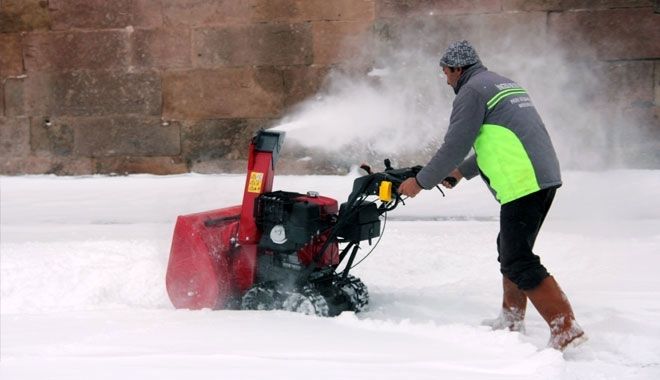 İNCESU BELEDİYESİ KARLA MÜCADELE ÇALIŞMALARINA DEVAM EDİYOR