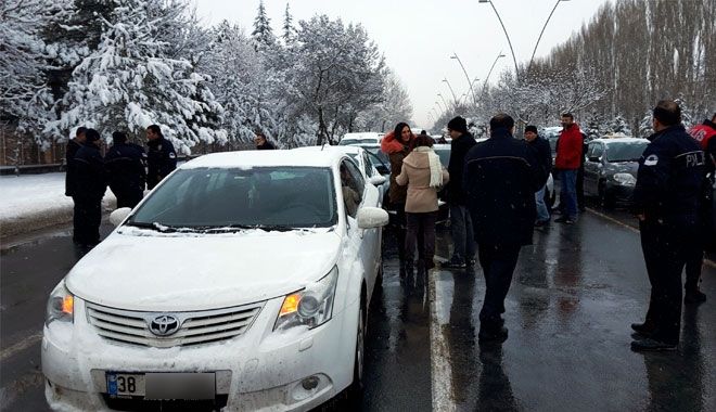 10 ARACA ÇARPARAK KAÇMAYA ÇALIŞTI 