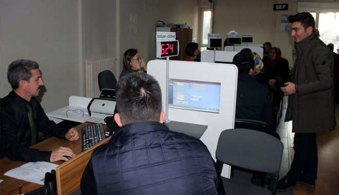 NÜFUS MÜDÜRLÜKLERİNDE YENİ KİMLİK KARTI YOĞUNLUĞU 