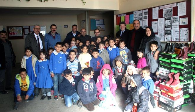 PINARBAŞI BELEDİYESİNDEN ÖĞRENCİLERE YENİ YIL HEDİYESİ