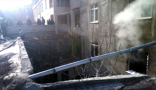 SURİYELİ AİLENİN KALDIĞI EVDE YANGIN ÇIKTI