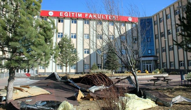 KAYSERİ´DE ÜNİVERSİTENİN ÇATISI UÇTU: 4 YARALI