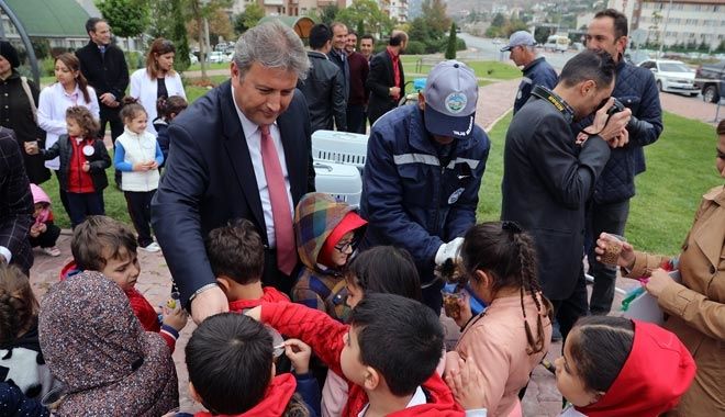 BAŞKAN PALANCIOĞLU, MİNİK ÖĞRENCİLERE HAYVAN SEVGİSİNİ ANLATTI