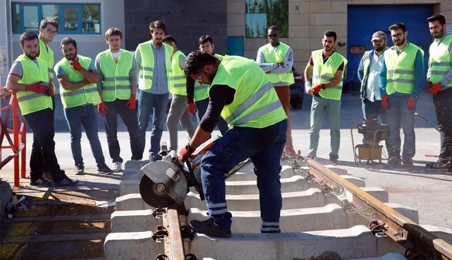 AGÜ İNŞAAT BÖLÜMÜ ÖĞRENCİLERİNE SAHADA UYGULAMALI DERS