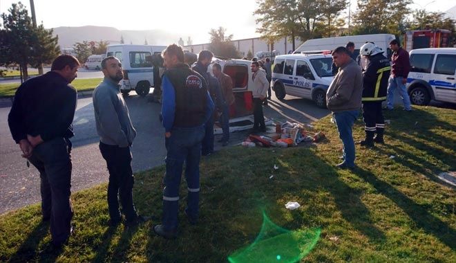 KAYSERİ´DE İŞÇİ SERVİSLERİ ÇARPIŞTI, 11 YARALI