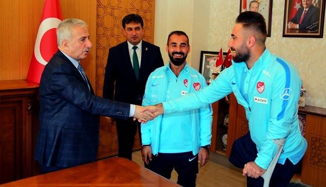 VALİ KAMÇI AMPUTE MİLLİ TAKIM OYUNCULARINI KABUL ETTİ