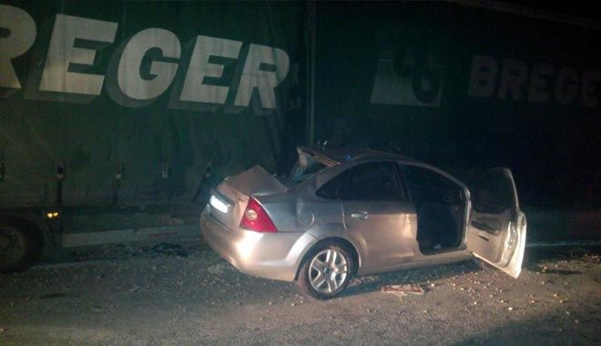 YOLA KONTROLSÜZ ÇIKAN TIR DEHŞET SAÇTI