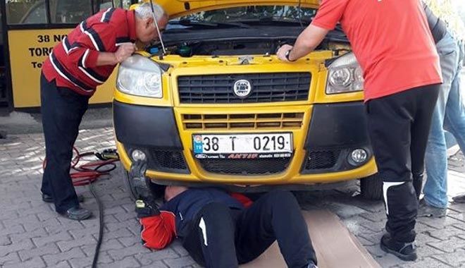 ARACIN MOTOR BÖLÜMÜNE SIKIŞAN KEDİYİ