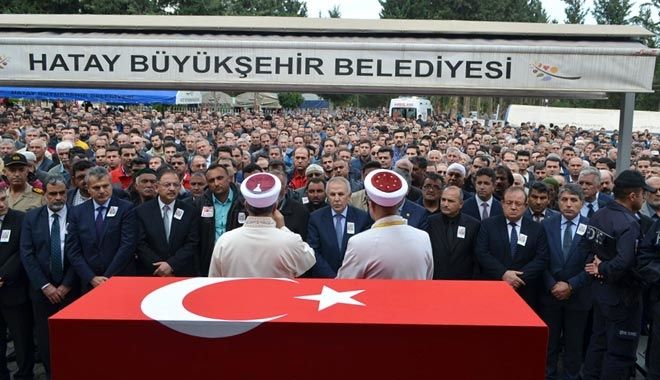 BAKAN ÖZHASEKİ HATAYLI ŞEHİDİN CENAZE TÖRENİNE KATILDI