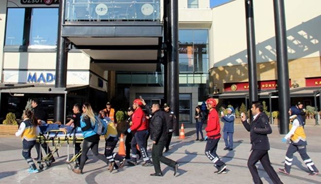 ALIŞVERİŞ MERKEZİNDE GERÇEĞİ ARATMAYAN TATBİKAT