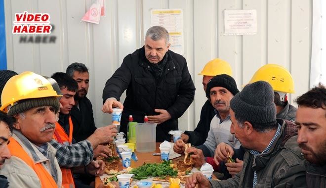 BAŞKAN ÇELİK´TEN İŞÇİLERE PAZAR SÜRPRİZİ