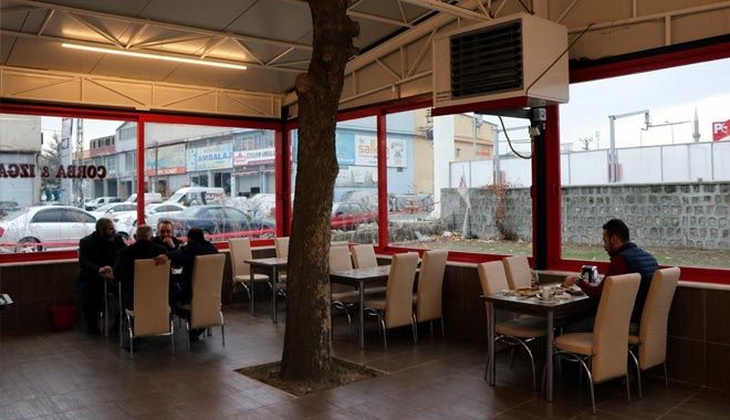 AĞAÇ SEVGİSİ ÇINARIN ÜZERİNE LOKANTA KURDURDU