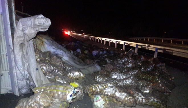 DEVRİLEN TIR´DAKİ PATATES ÇUVALLARI YOLA SAÇILDI