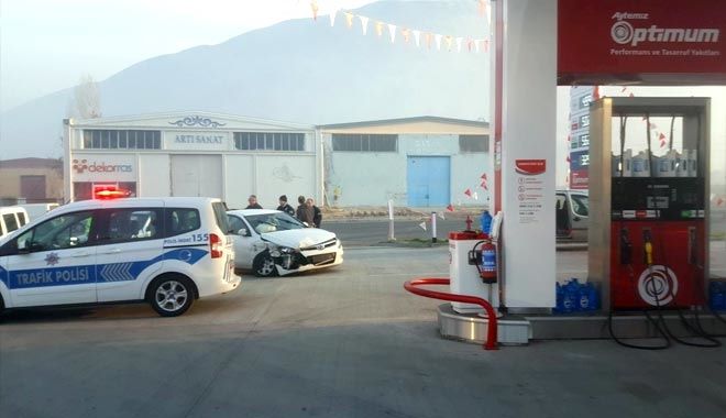 PİKAP İLE ÇARPIŞAN OTOMOBİL,