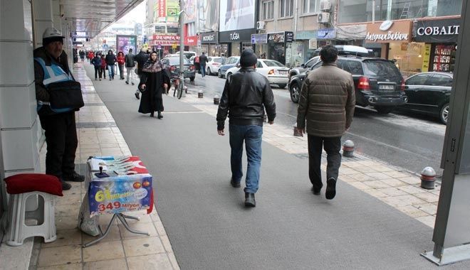 KAYSERİ´DE VATANDAŞ KAYMASIN DİYE