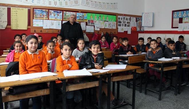 9 YAŞINDAKİ SURİYELİ RAGAT TERCÜMANLIK YAPIYOR