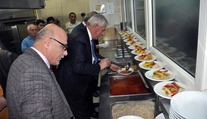 İL MÜDÜRÜ ELMALI ÖĞRENCİLERE YEMEK SERVİSİ YAPTI