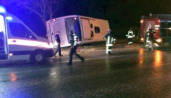 İŞÇİLERİ TAŞIYAN MİDİBÜS DEVRİLDİ