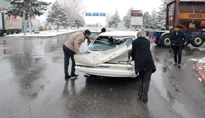 KAMYONET, OTOMOBİLİN ÜSTÜNE DEVRİLDİ 