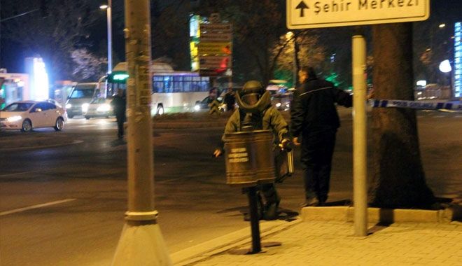 BOMBA İMHA UZMANINI GÖRDÜLER, GÖRÜNTÜ ÇEKMEYE KOŞTULAR 