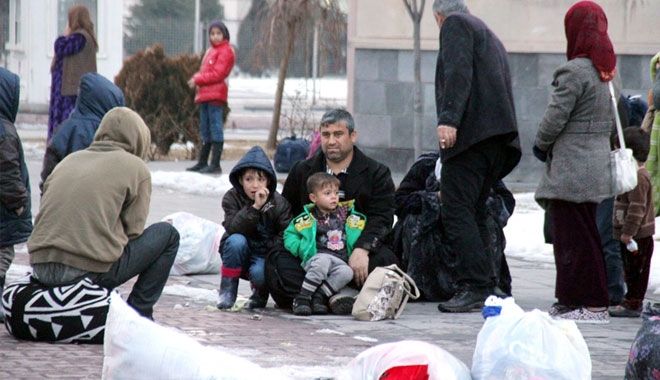 SAVAŞTAN KAÇTI, TIRIN ALTINDA CAN VERDİ