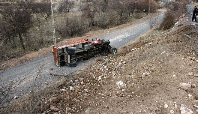 KAMYON ŞARAMPOLE YUVARLANDI