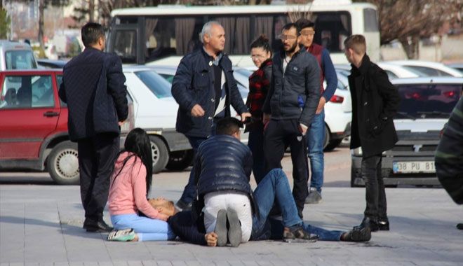 GENÇLERİN KAVGASINDA KAN AKTI