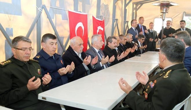 VALİ KAMÇI ŞEHİDİMİZ MAHMUT YILDIRIM´IN MEVLİDİNE KATILDI