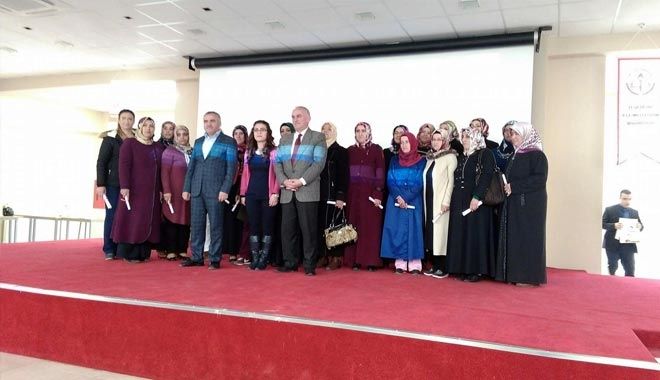 AİLE EĞİTİMİNE KATILANLAR BELGELERİNİ ALDI