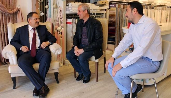 BAKAN ÖZHASEKİ GENCİN İSTEĞİNİ KIRMADI