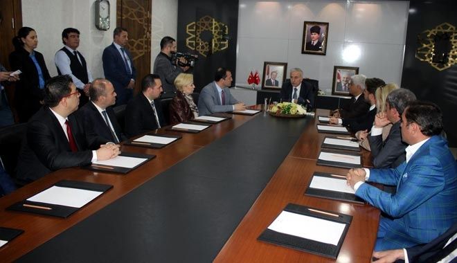 VALİ KAMÇI ÖZVATAN´DA MUHTARLARLA BULUŞTU?