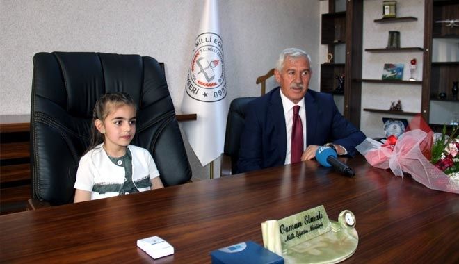 3. SINIF ÖĞRENCİSİ TOSUN, MÜDÜR ELMALI´NIN KOLTUĞUNA OTURDU 