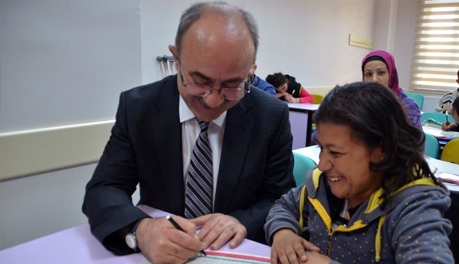 ENGELLİ BİREYLER HALI DESENİ ÇİZİYOR