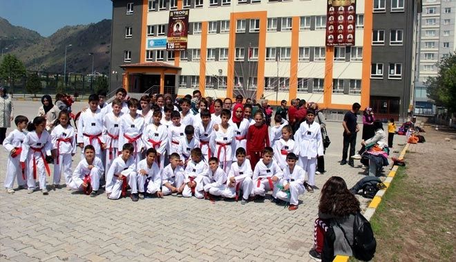 KARATE KURSU İÇİN OKULA GELEN ÖĞRENCİLER 