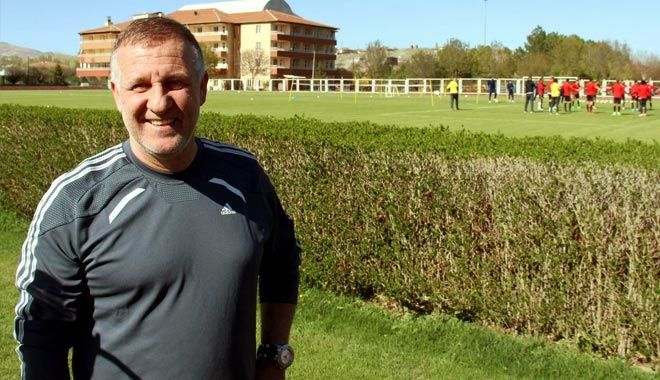 KAYSERİSPOR, MESUT BAKKAL İLE YOLUNA DEVAM EDECEK