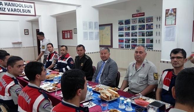 KAYMAKAM DURU, ASKERLERLE İFTAR AÇTI