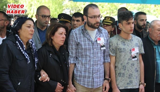 ŞEHİT BABALARINI EL ELE UĞURLADILAR